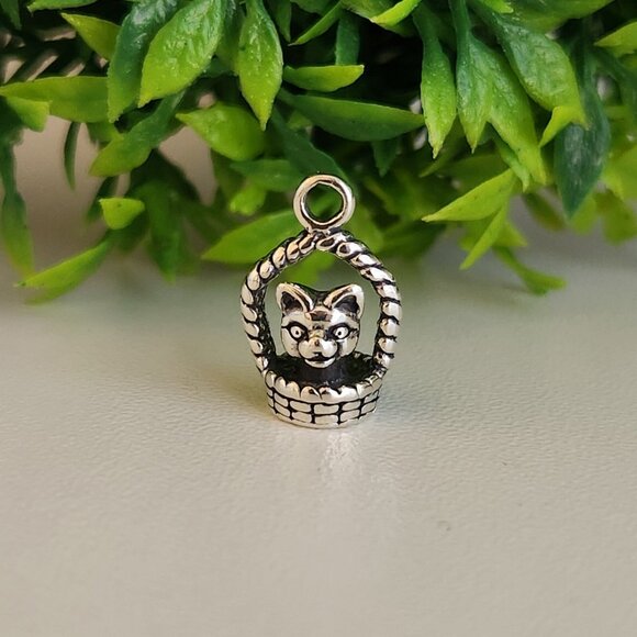 925 Sterling Silver Kitten in a Basket Charm - Picture 1 of 4